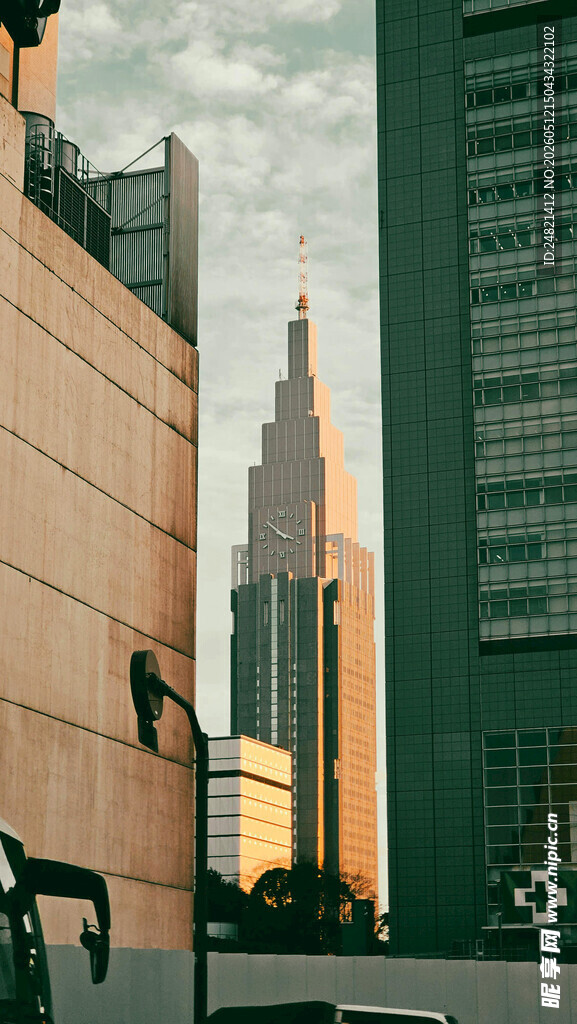 城市中高耸的标志性建筑