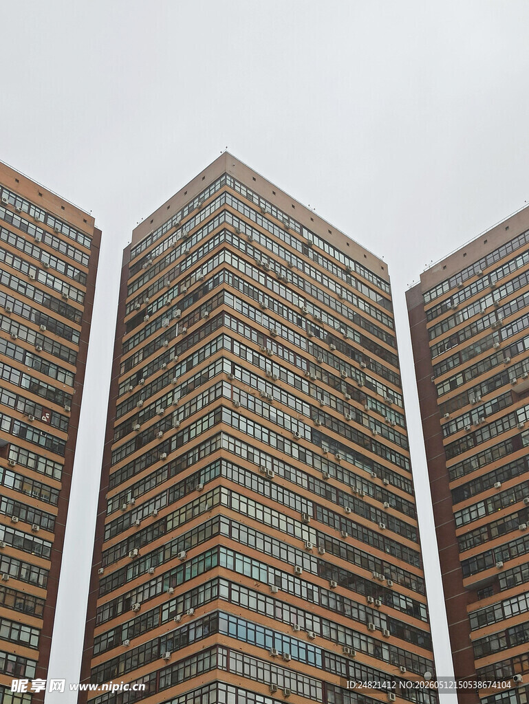 三栋高楼建筑外观