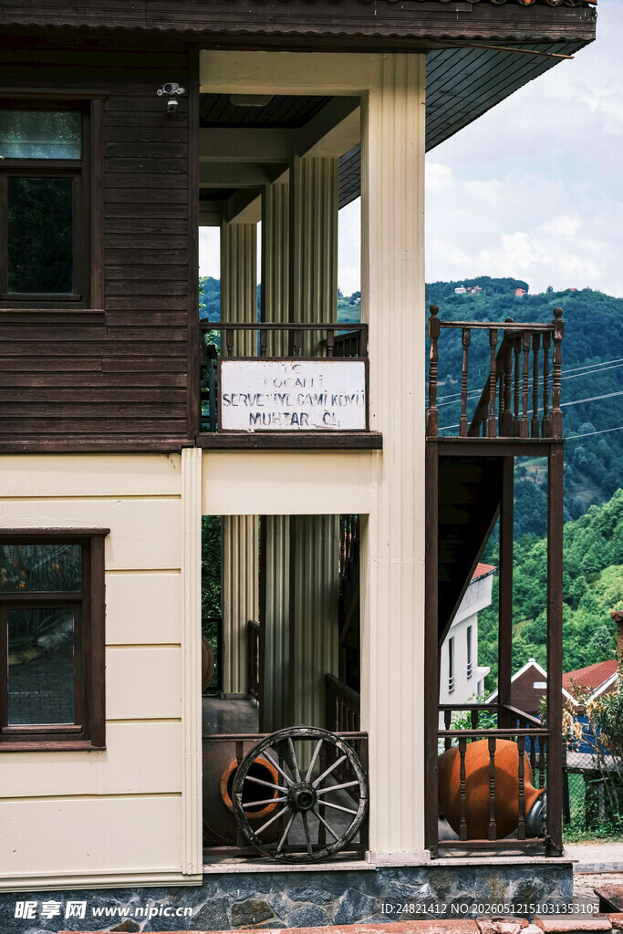 山间两层特色民居建筑