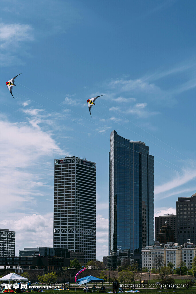 城市上空的飞翔景观