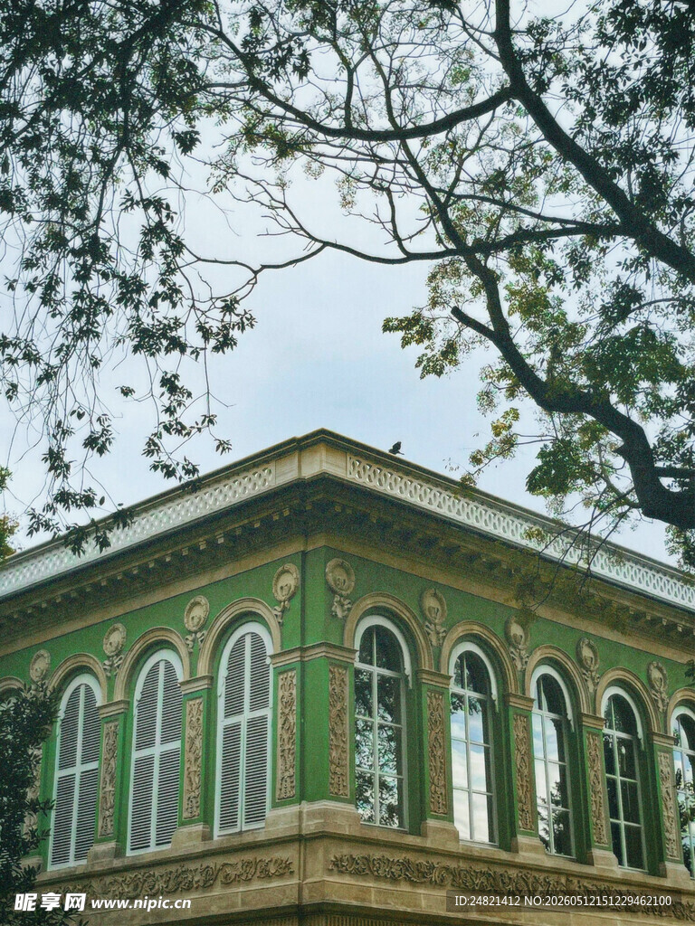 复古绿窗建筑