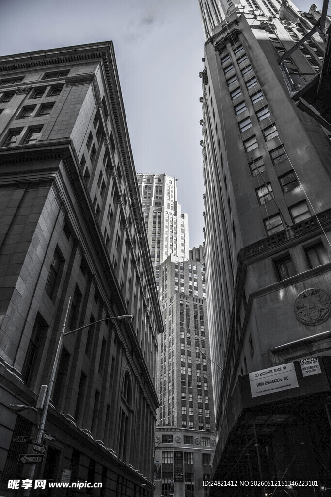 城市高楼林立的街道景象