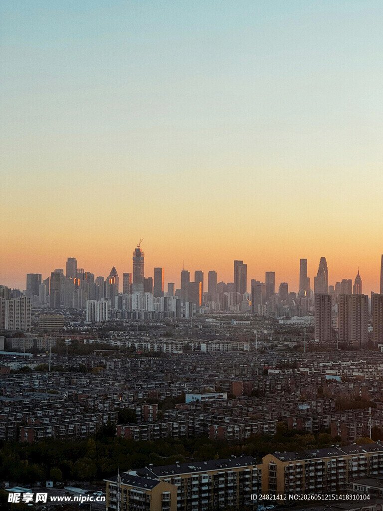 黄昏下的繁华都市天际线