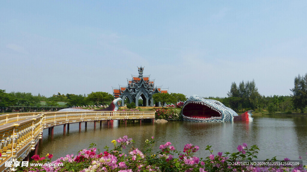 湖畔繁花环绕的精美建筑