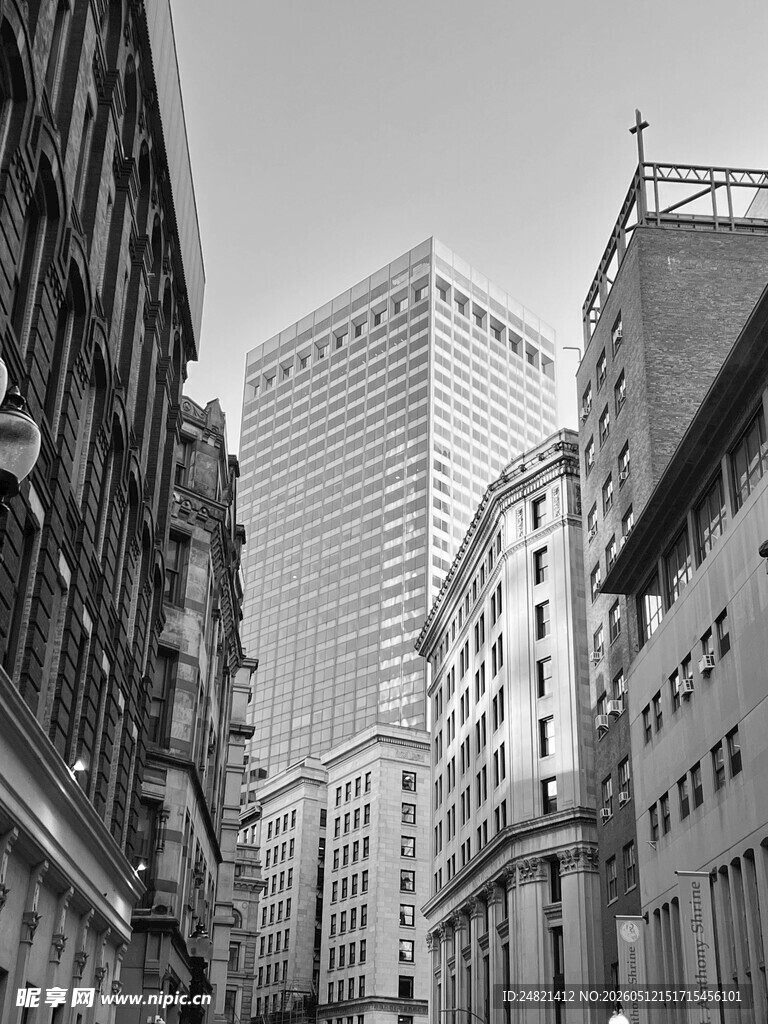 城市街道间的高楼景观