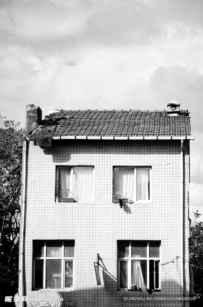 两层白色住宅外观