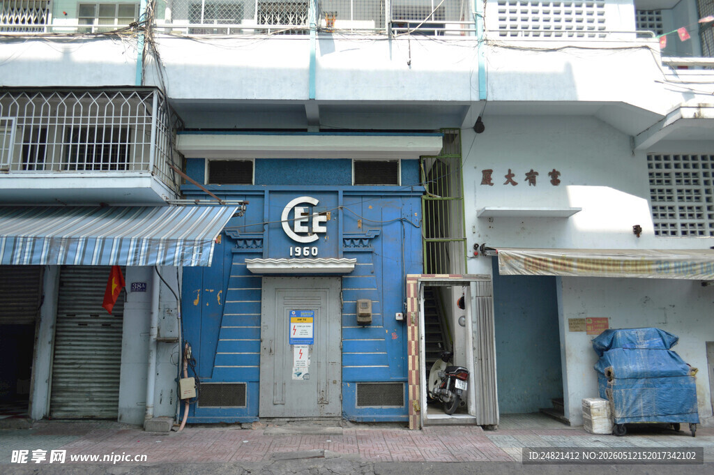 老旧街边店铺外观