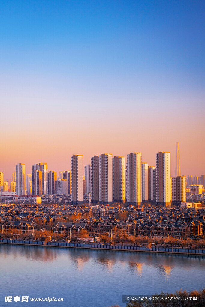 城市湖畔夕阳下的高楼景观