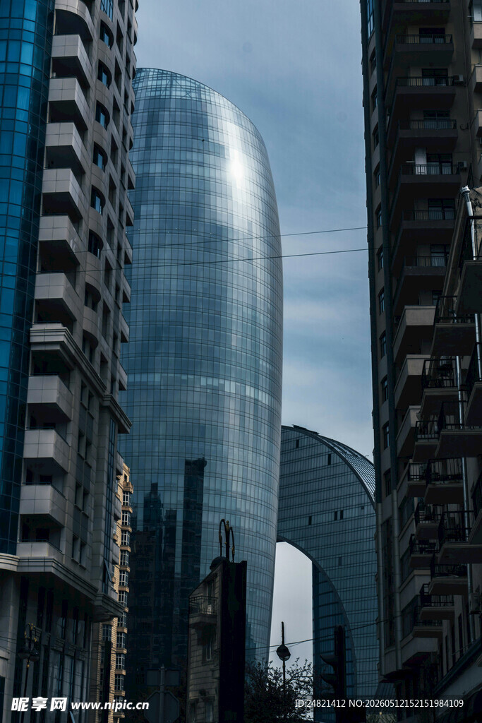 现代都市中的独特玻璃建筑