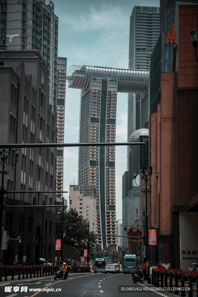 城市街道与独特建筑景观