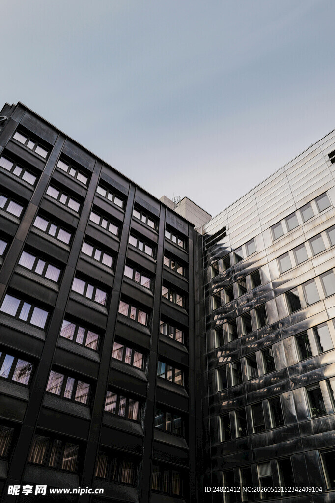 城市中错落的高楼建筑