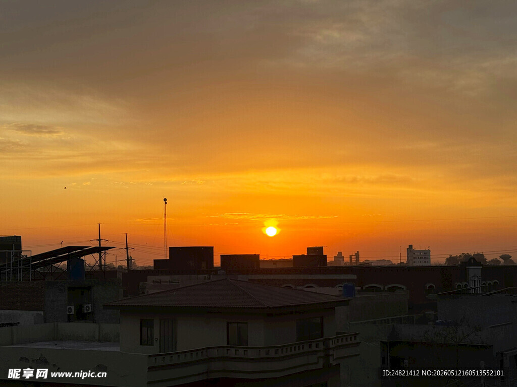 城市屋顶上的绝美落日