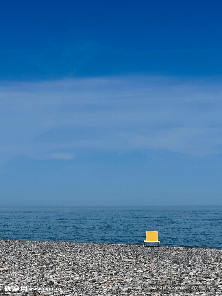 海边砾石上的黄色标志物