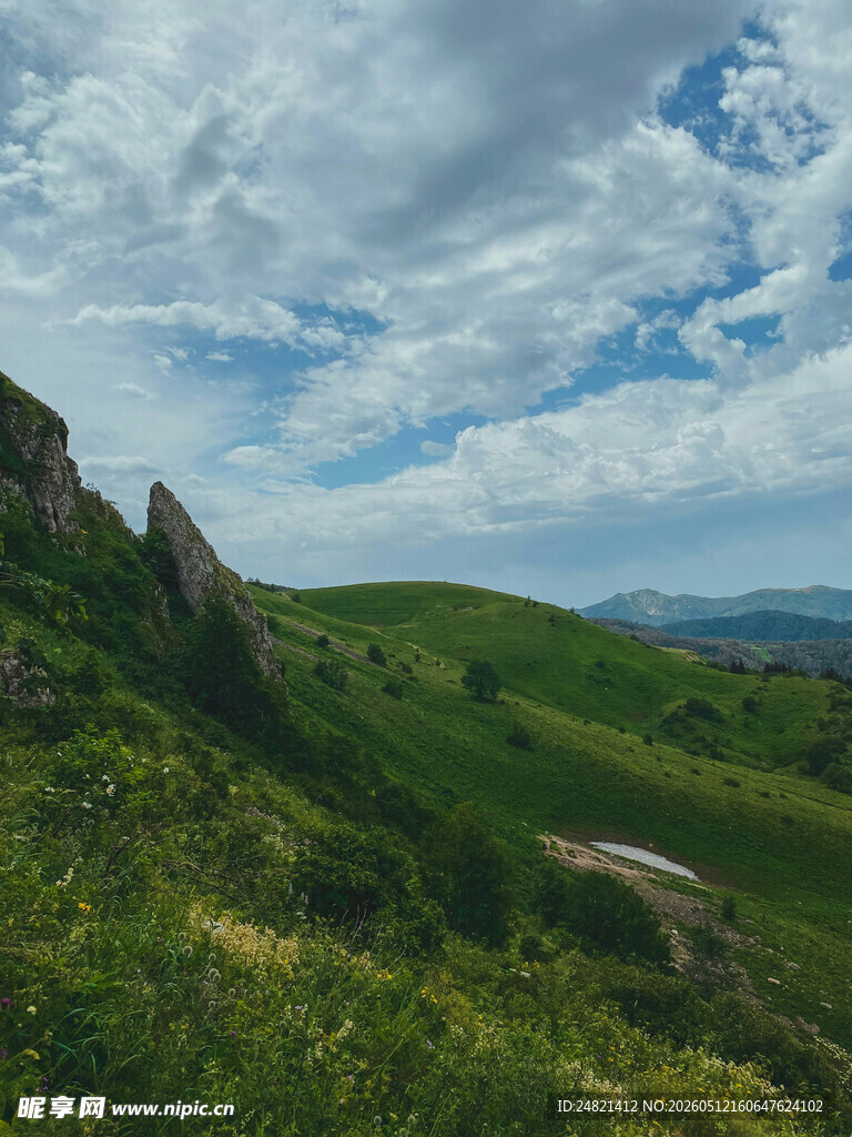 青山绿野间的壮丽自然景观
