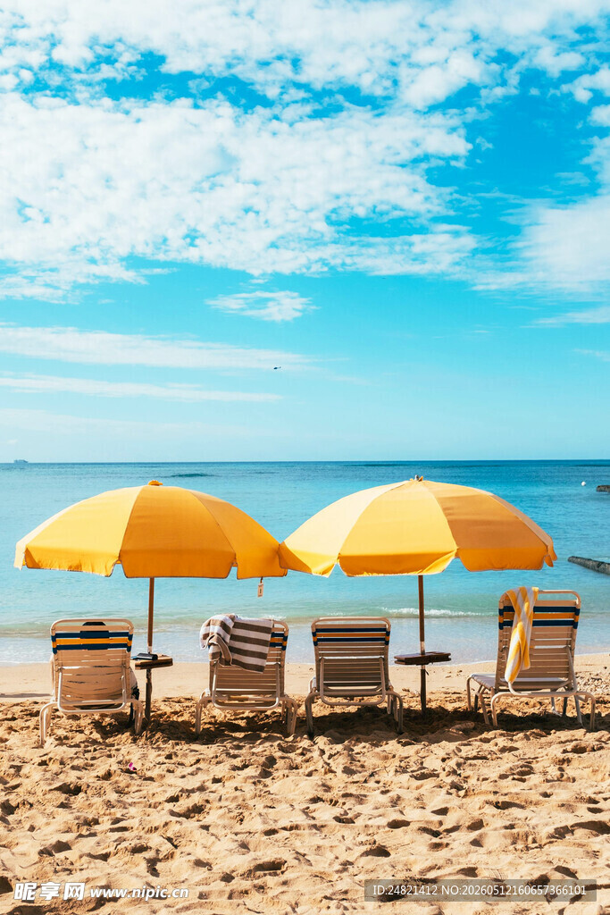 海滩上的遮阳伞与躺椅