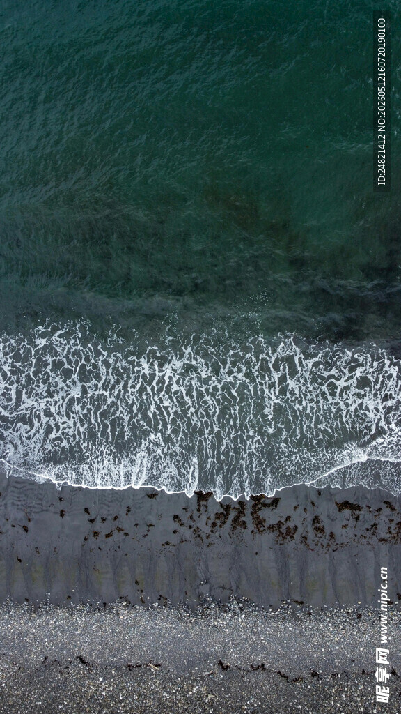 俯瞰海边浪花拍打沙滩