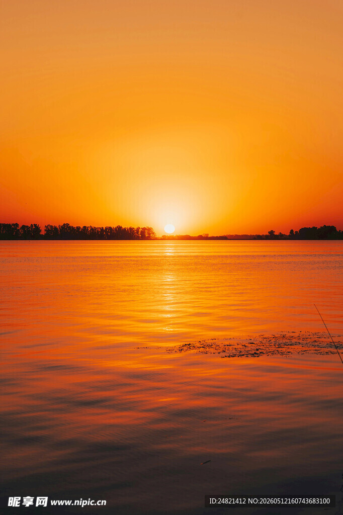 夕阳下波光粼粼的水面
