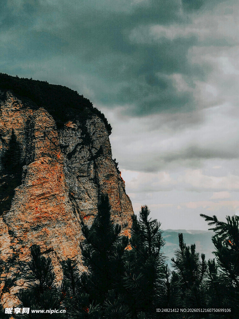 壮丽悬崖与阴沉天空景观