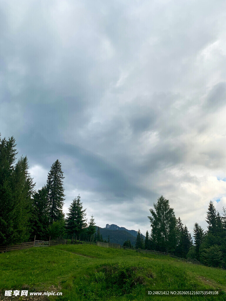 山间草原云景