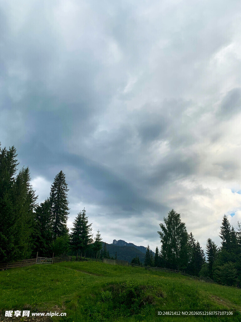 山间绿野上的多云天空