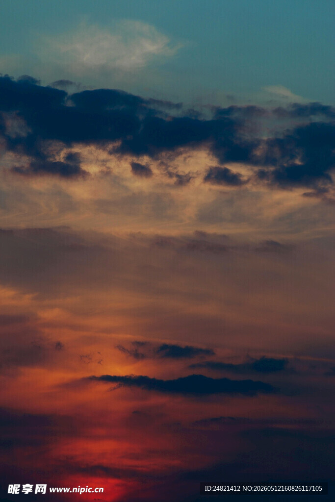 日落时分的绚烂天空