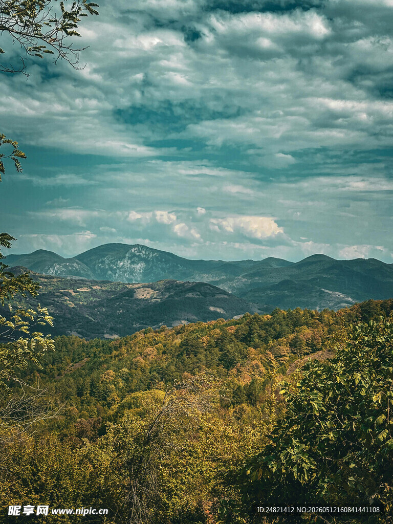 山峦叠翠间的葱郁景致