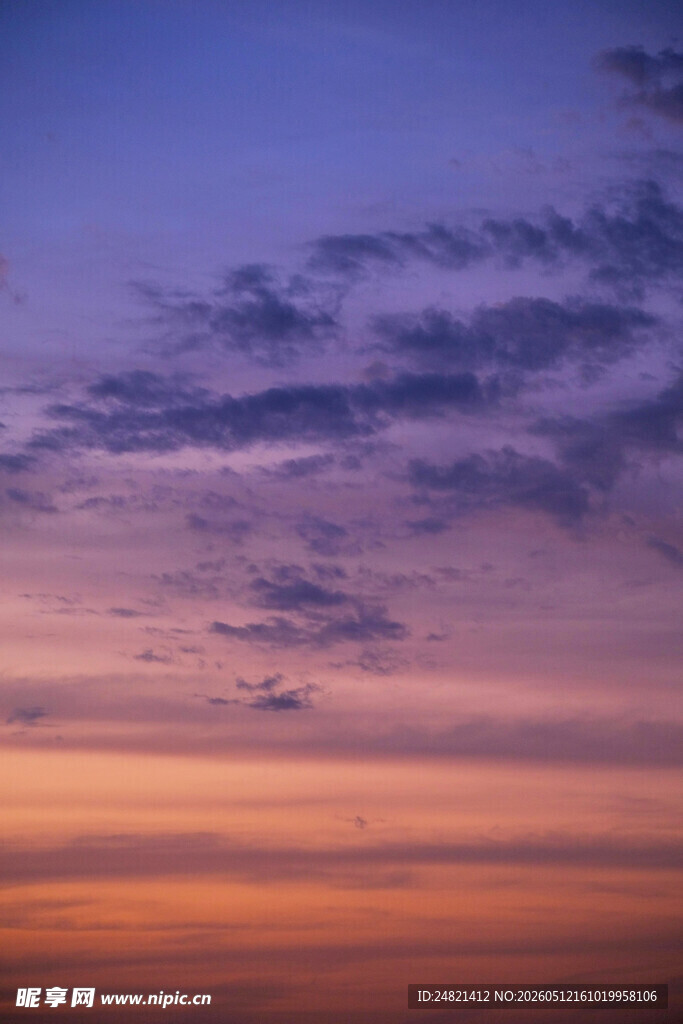 黄昏时分的绚烂天空