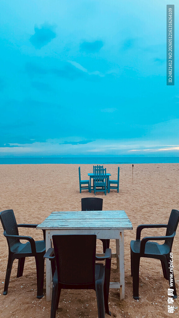 海边沙滩上的桌椅风景