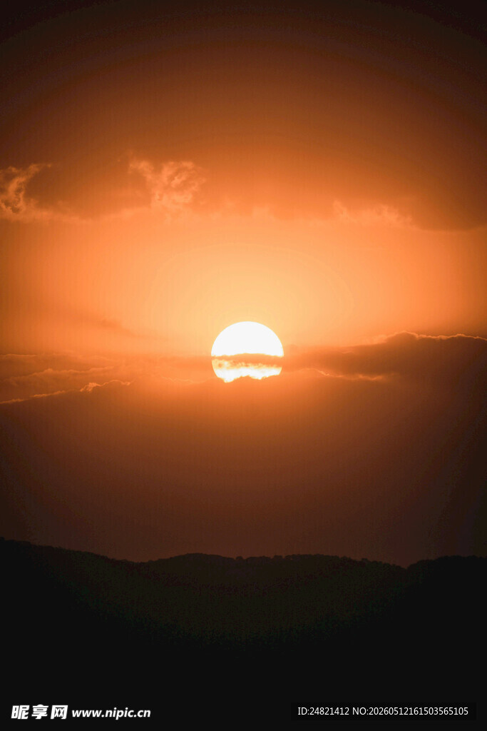 日落时分的壮美天空景观