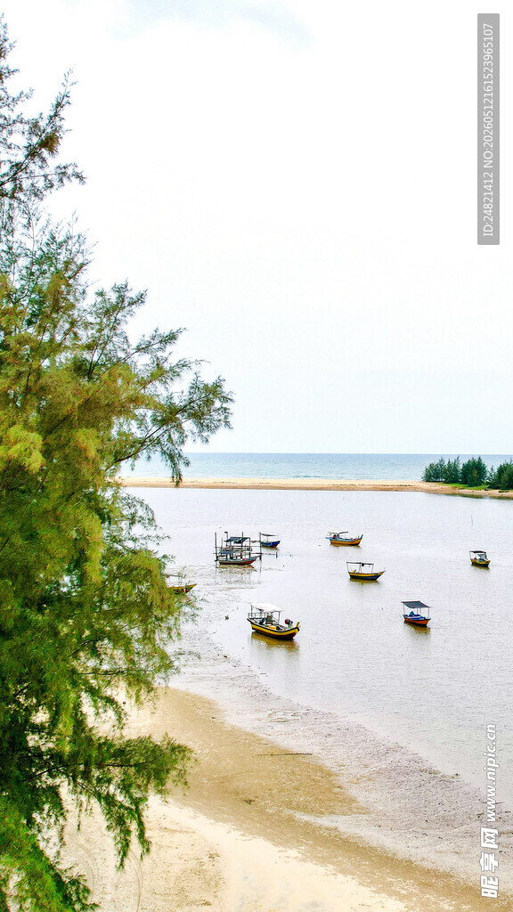 海边沙滩停泊的小船景象