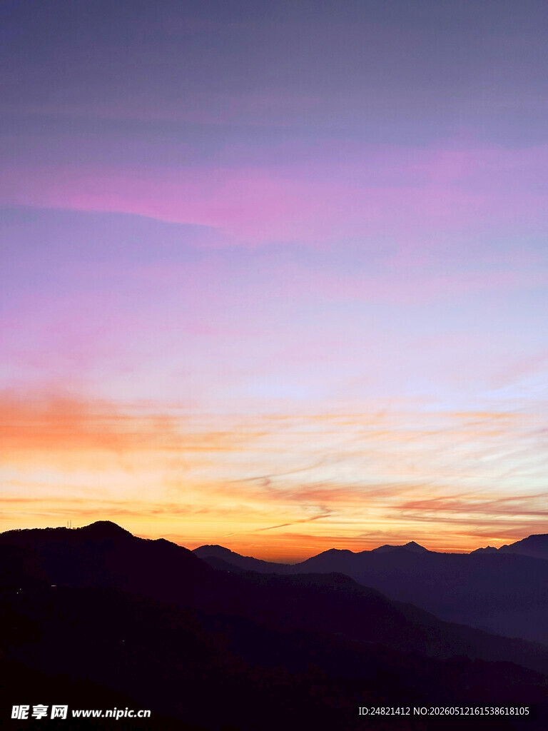 绚丽多彩的山间黄昏美景