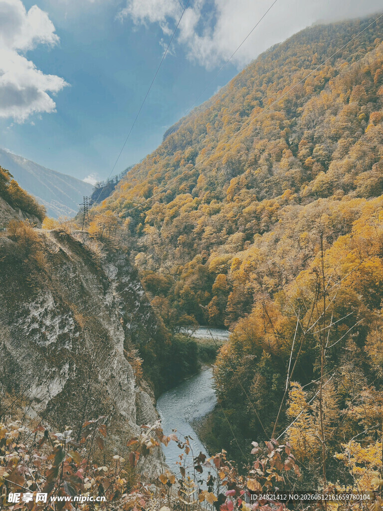 秋日山谷河流美景