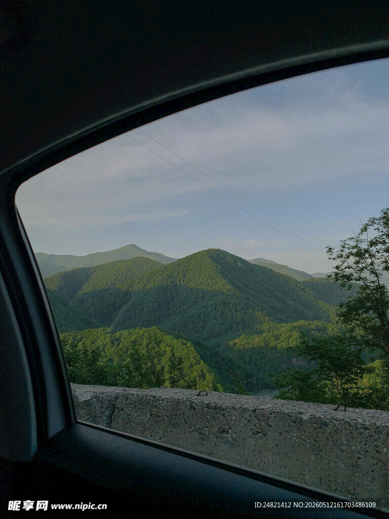 车窗外的青山美景