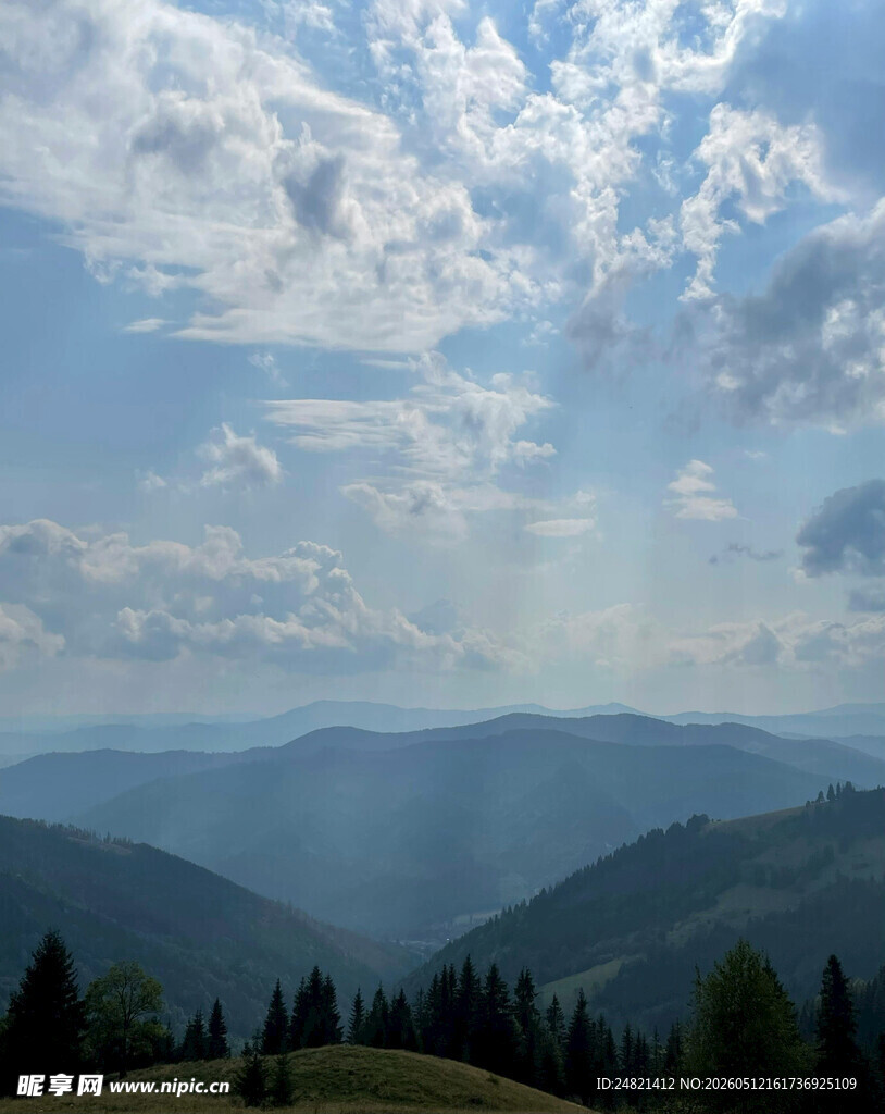山峦云海间的自然美景