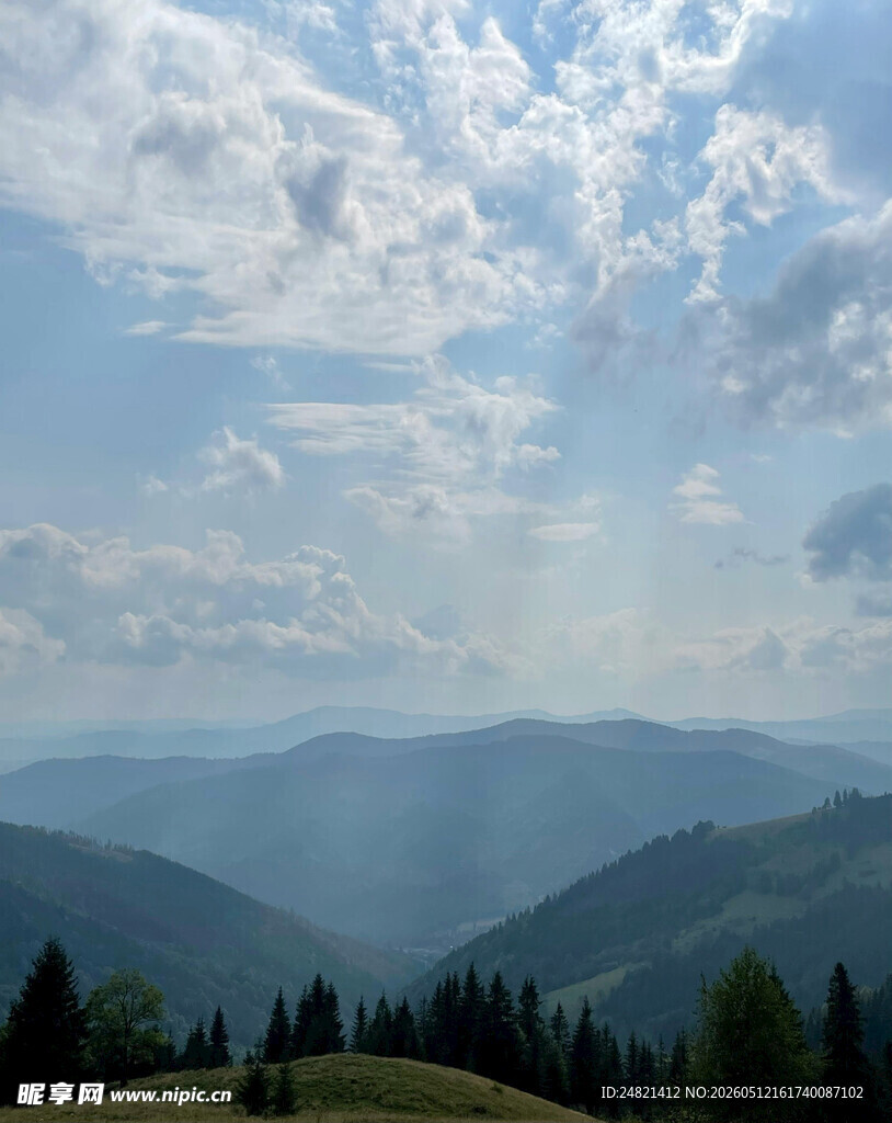 山峦云海下的清新自然风景
