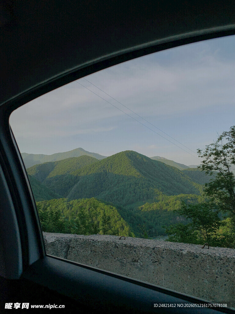 车窗外的青山美景