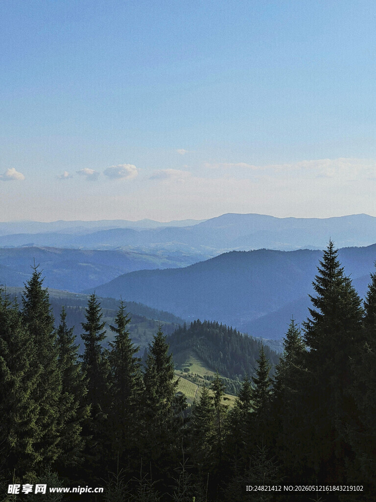 山林间的壮阔山峦美景