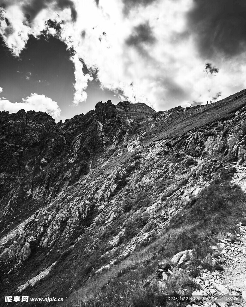 黑白壮丽山景