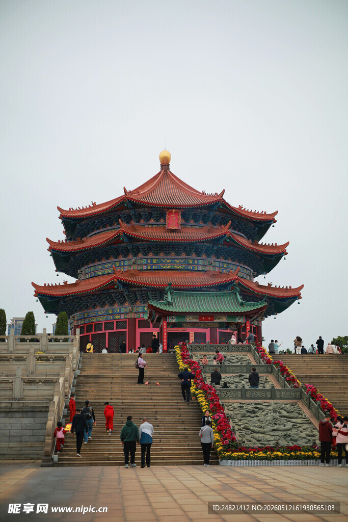 中式古建筑前的游客景象