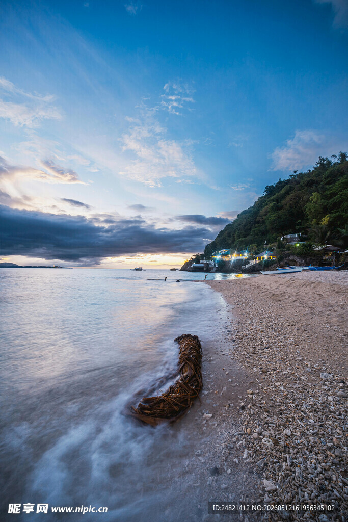 海边暮色下的静谧沙滩