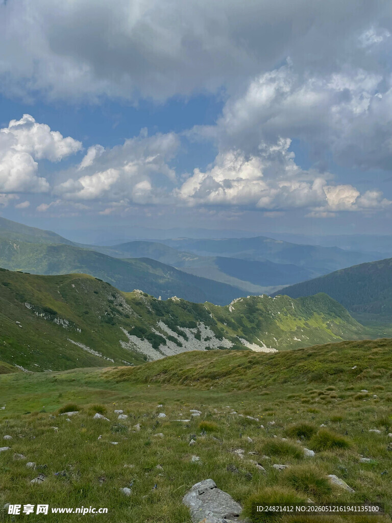 高山草甸间的壮丽云海景观