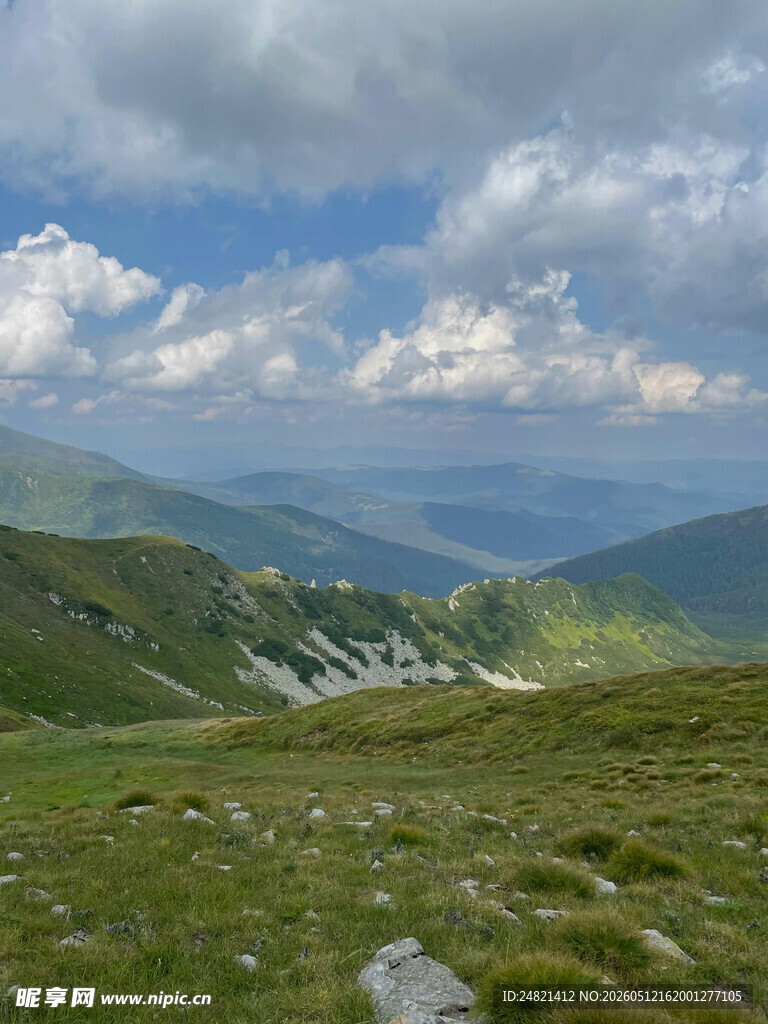 山间绿野