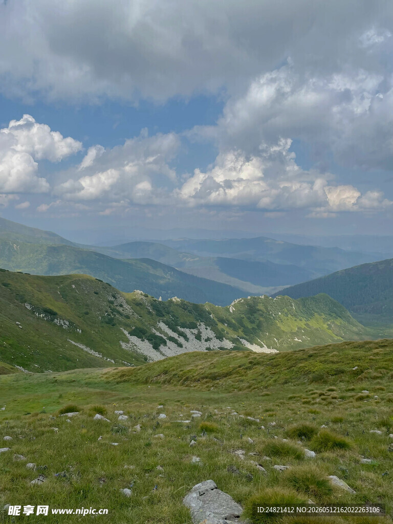 高山绿野间的壮阔云海景观