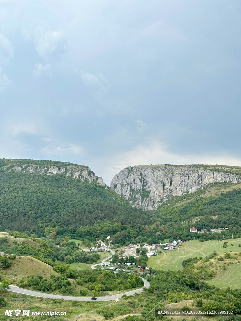 山间绿野村落美景