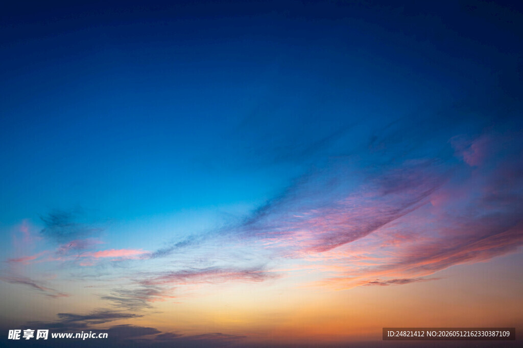 绚丽天空下的梦幻晚霞