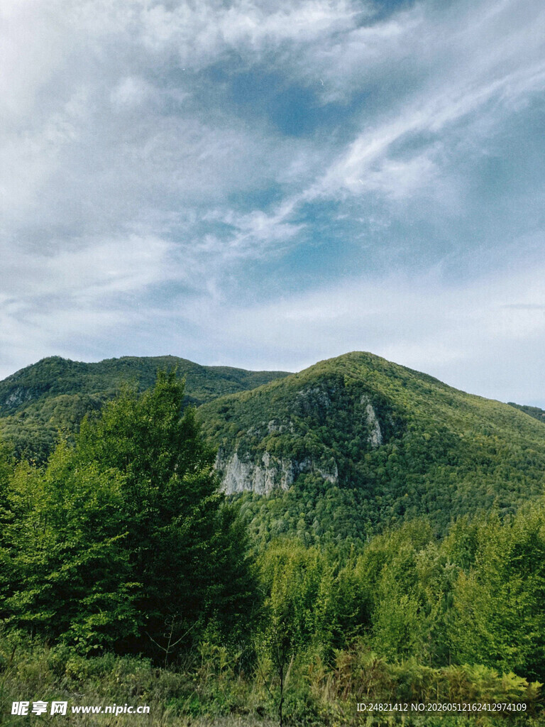 山林间的秀丽自然风光