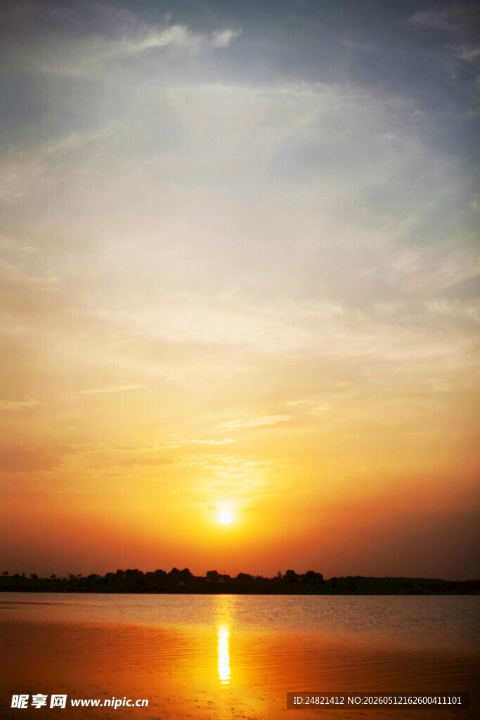 湖畔日落美景