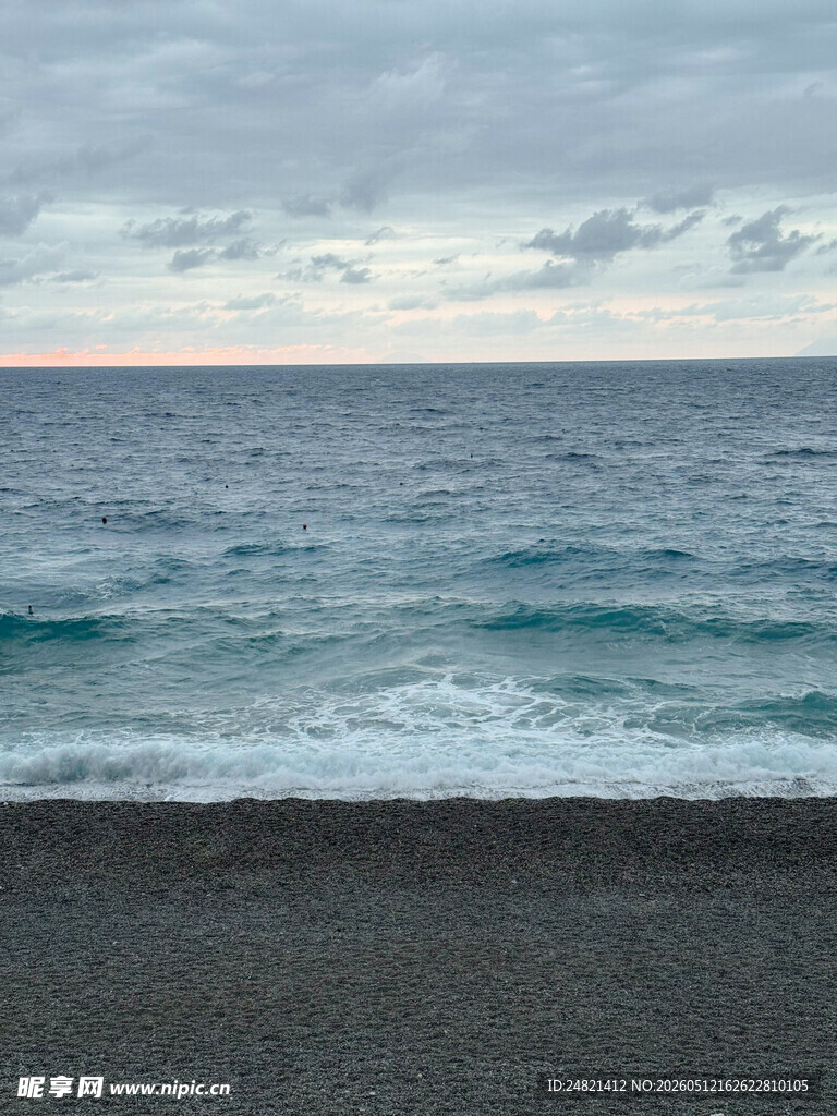 海边暮色下的海浪与沙滩