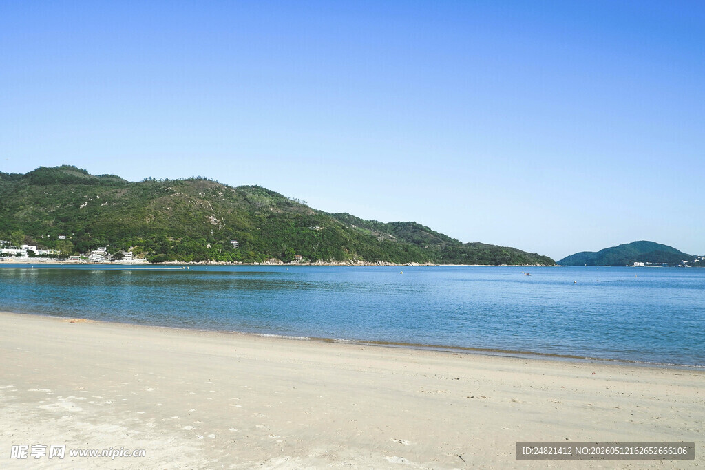 美丽海滨沙滩与青山景色