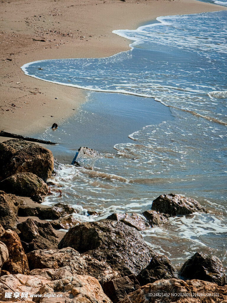 海边礁石与海浪壮丽景观